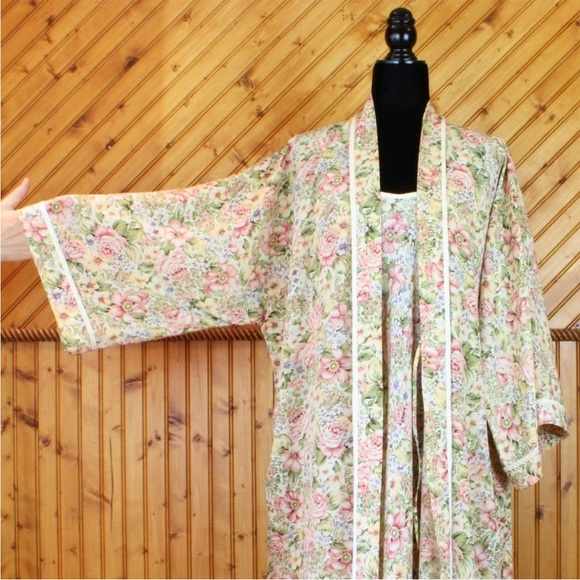 Vintage Diamond Tea Nightgown & Robe Set
Floral - Picture 10 of 14